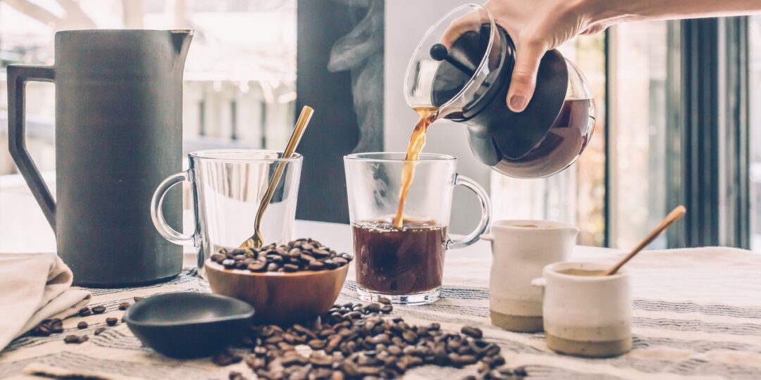 Kaffee wird eingeschüttet