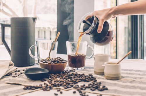 Kaffee wird eingeschüttet