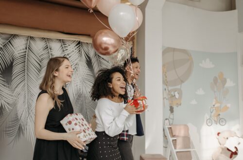 Geschenke und Ballons