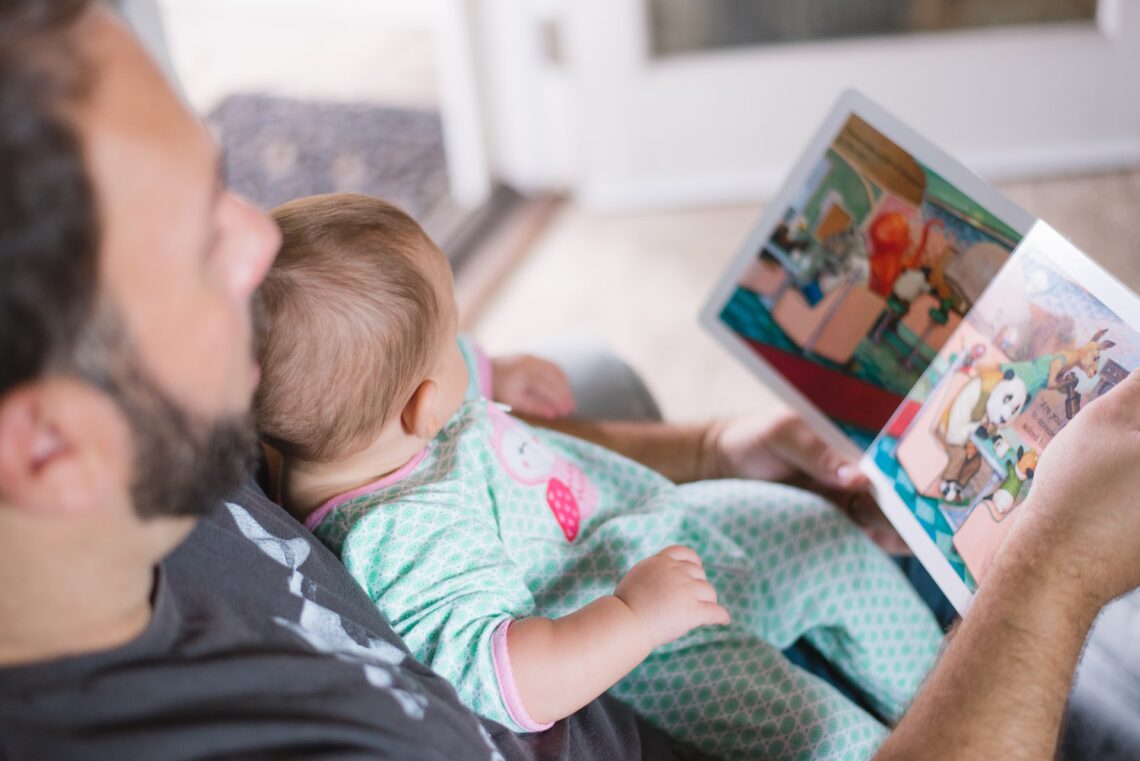 Vater und Kind lesen ein Buch