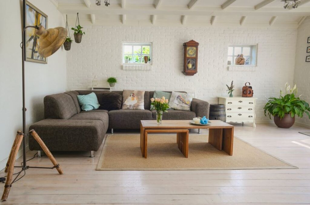 Wohnzimmer mit eleganten Möbeln