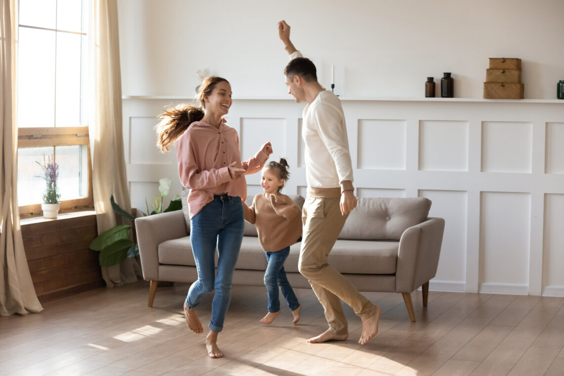 Familie freut sich über neuen Fußboden