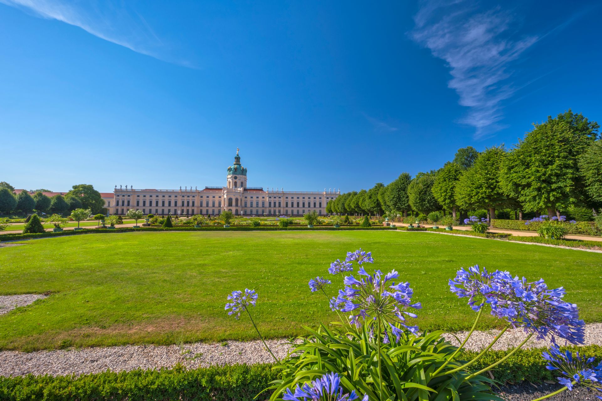 Blick auf den Schlossgarten Charlottenburg – einer der schönsten Orte im Berliner Westen und beliebtes Ausflugsziel auch im Kontext von Escort Berlin.