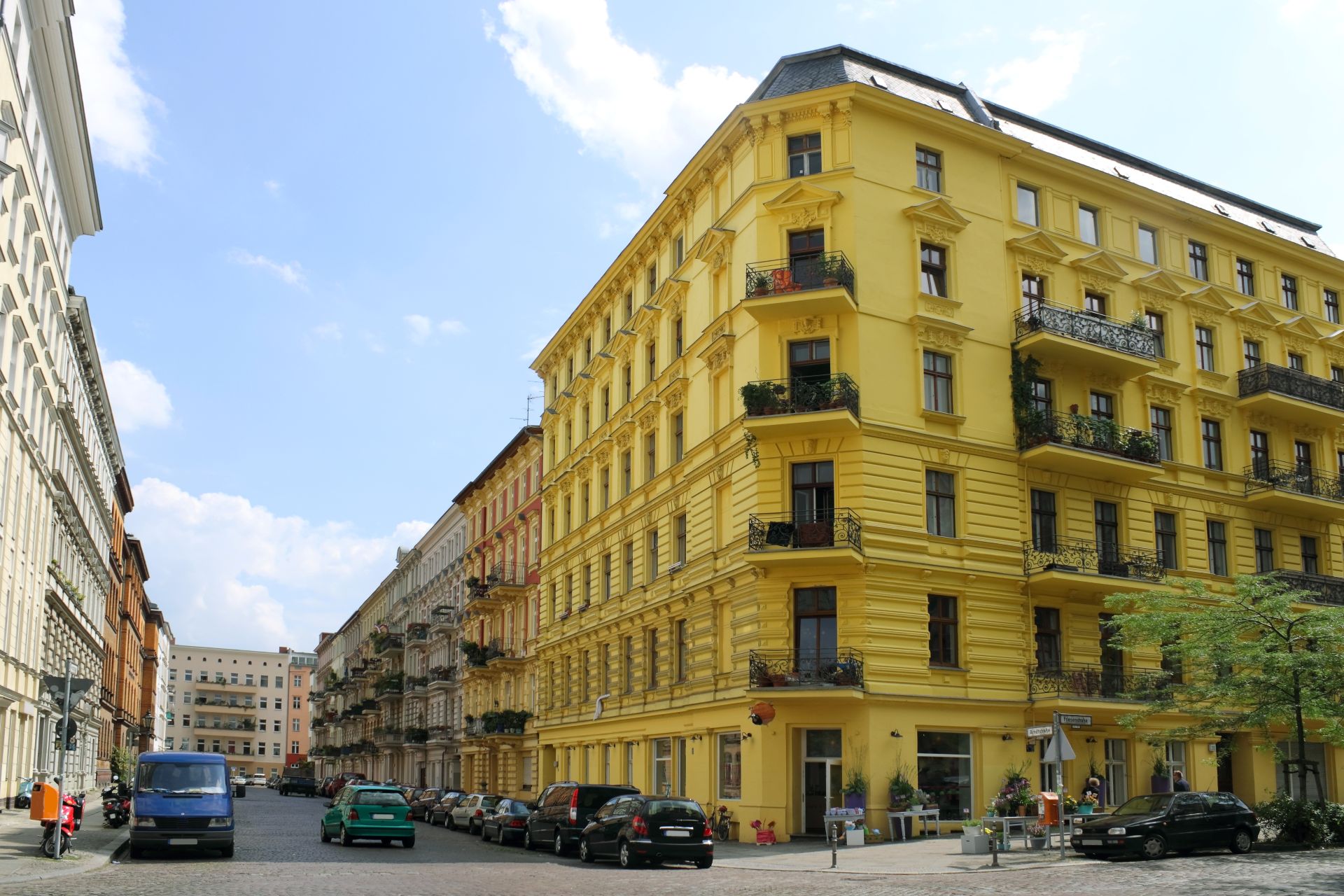 Historischer Altbau in Berlin-Prenzlauer Berg – Szeneviertel mit Cafés, kleinen Läden und entspanntem Flair für Besucher und Escort Berlin Kunden.