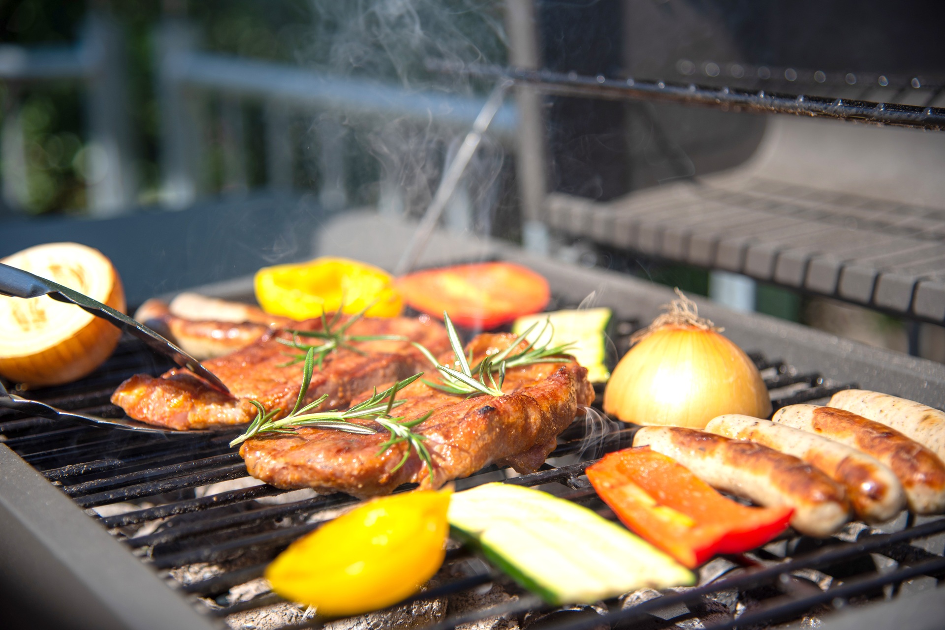 Wuerstchen, Fleisch und Gemüse auf dem Grill zubereiten | Terrassenüberdachung